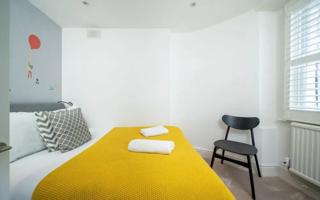 JOIVY Elegant 4 Br House W/Deskspace, Moments From Angel