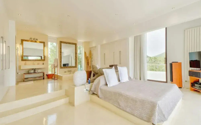 Holiday Home With Stunning Infinity Pool
