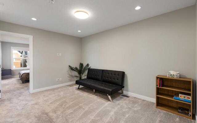 NEW! Arcade- Upscale 3BR Home, 10 min to Airport!
