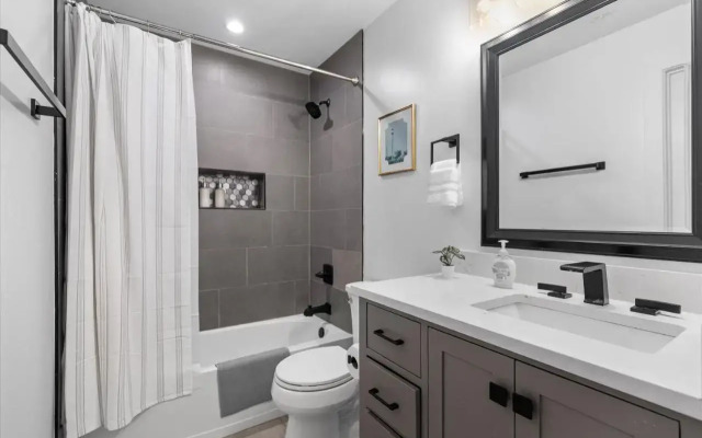 Central 2-Br City Sanctuary - Commuter-Friendly