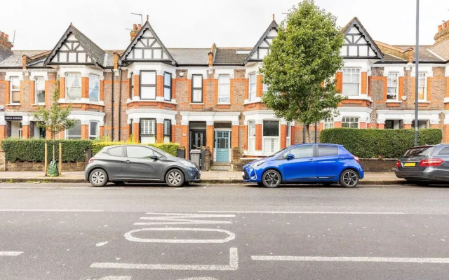 Charming 3-bed Apartment in London