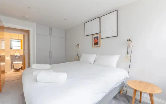 Chic 1BD Flat W/patio - 2 Mins From Baron's Court!