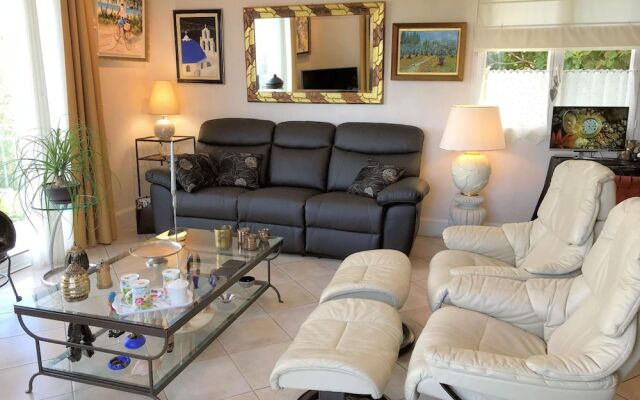 Villa l'Olivier, Chambre d'Hôtes Les Volets Bleus