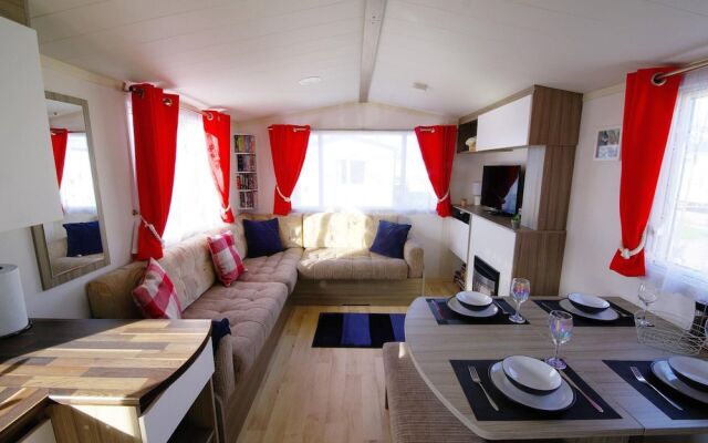 Lovely 2-bed Static Caravan in Rhyl