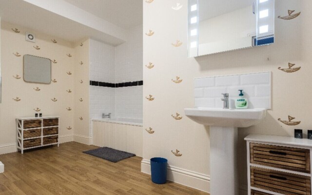 The Broadmead Jungle - Lovely & Central 3BDR Apartments	