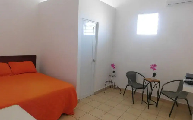 Henry's GuestHouse - Hostel
