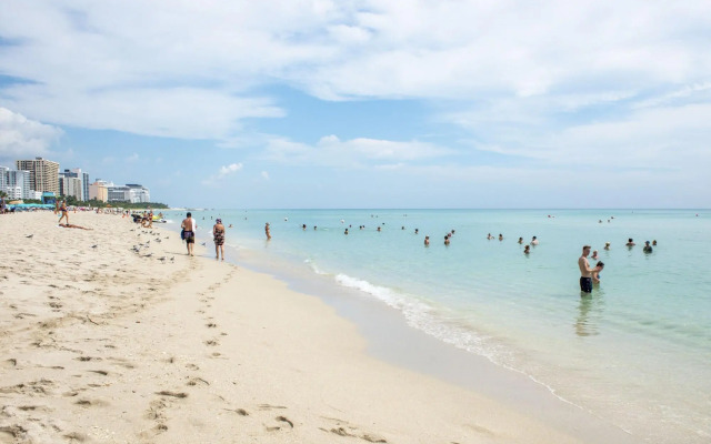 Greenview Hotel by Lowkl