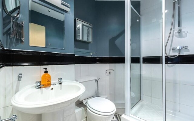 Black Moon 2 bed 2 bath Central location