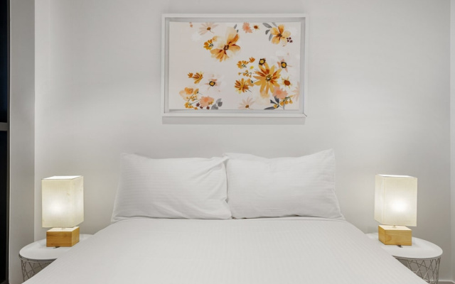 High-rise 3-bed Apartment With Premium Amenities – Guest Rooms – Melbourne