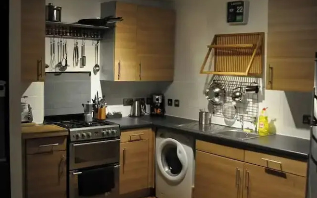 2-bed Seaside Apartment - Sleeps 5 & Free Parking