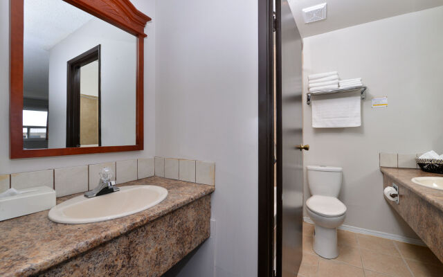 Econo Lodge Inn & Suites