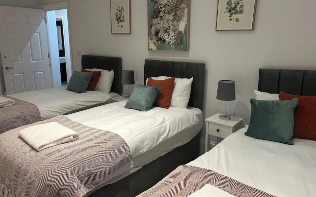 Tavistock House-contractor Stay-parking-sleeps 7,