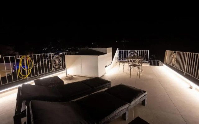 Rooftop Luxury Suite by CapriRooms