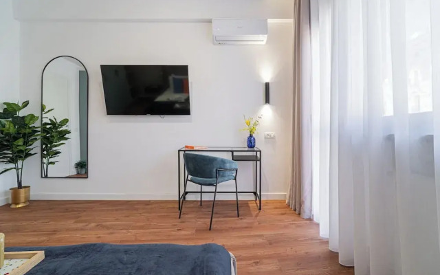 Modern & Spacious 2BR Steps to Cismigiu Gardens