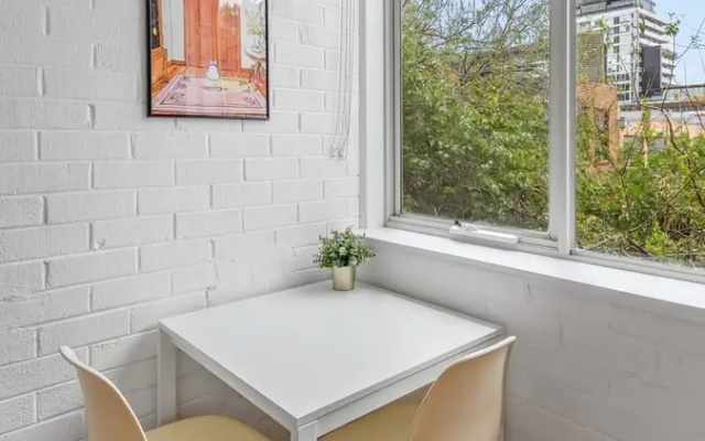 Cozy 1BR Stay in South Yarra With Parking & Wi-fi