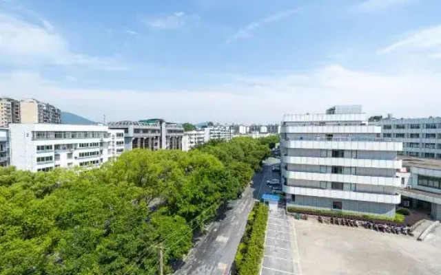 Yijing Hotel (Guilin Qixing Park University of Technology Shop)
