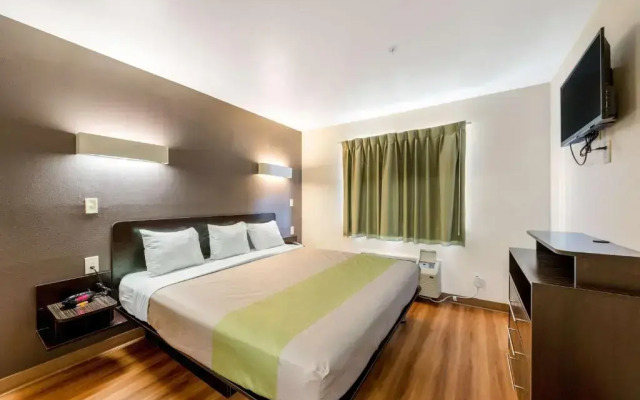 Super 8 by Wyndham Kenedy