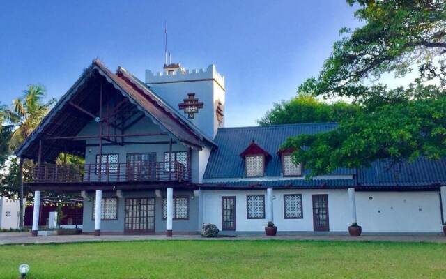 Bahari Beach Castle Lodge