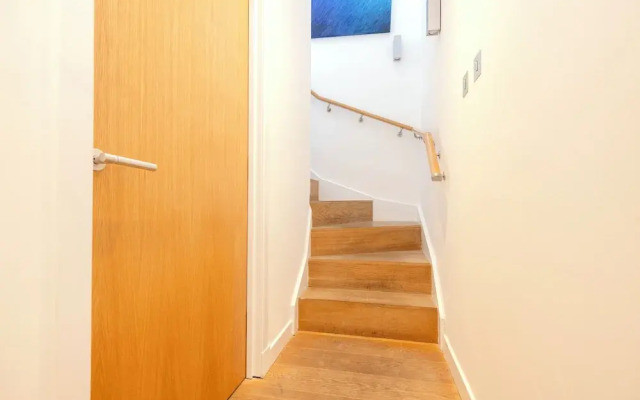 JOIVY Quiet Mews Street Apartment in the Heart of Edinburgh