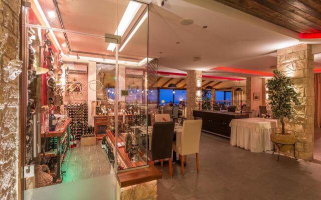 Hill View Restaurant & Apartments