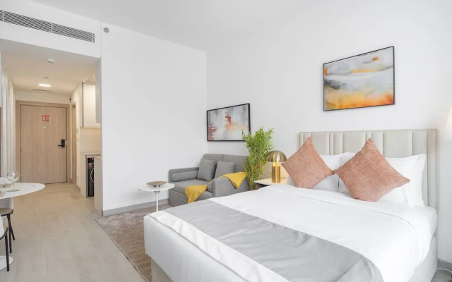 5 Mins Circle mal & 12 Mins Emirates Mal