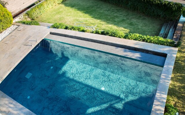 Important Group Villa Prestige