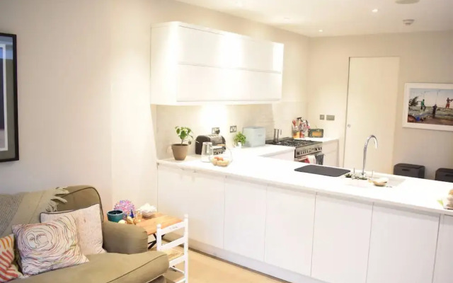 Shepherd'S Bush 2 Bedroom Home