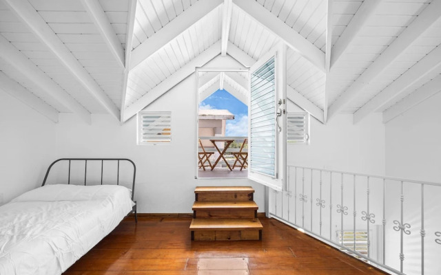 Golf Course Access Balcony Infinity Pool