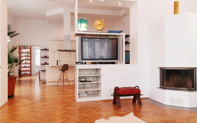 Sunny and spacious apartment near city centre