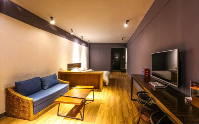 Comma Travel International Youth Hotel