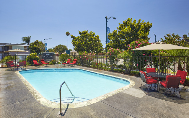 Eden Roc Inn & Suites