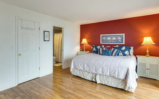 Main Channel View! Condo w/ Dock & Pool Access