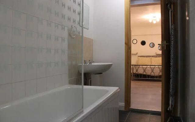 Impeccable Spacious 6-bed House in Romford