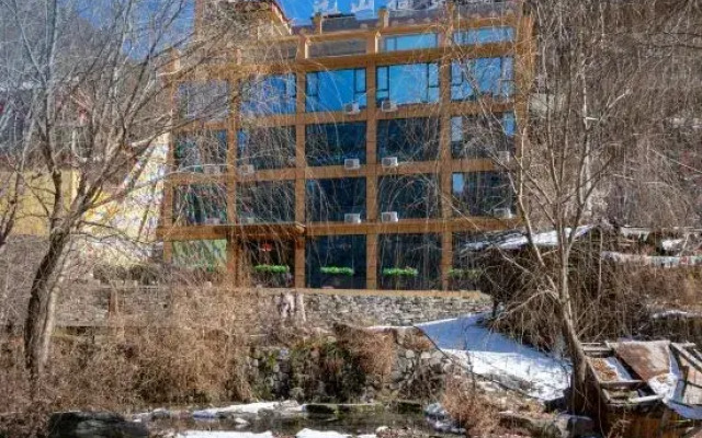 Far Mountain Dream Hotel