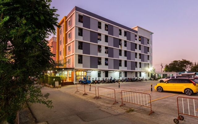 Salinsiri at Lat Krabang