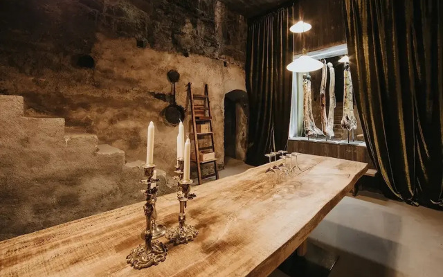 Presulis Hideaway Apartments & Restaurant
