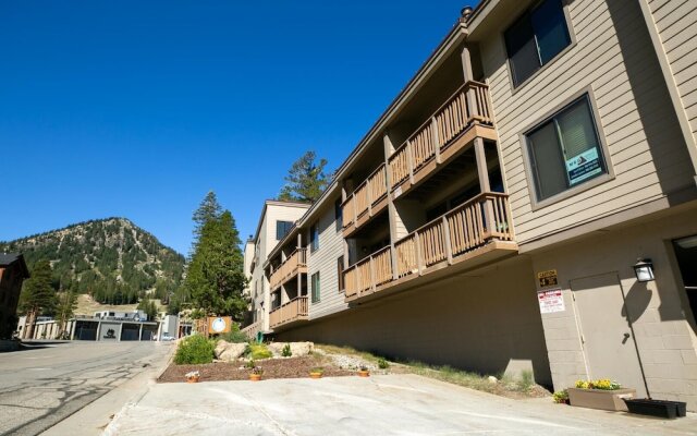 Spacious Condo with Full Kitchen - Steps Away from Summer Hiking and Biking Adventures! by RedAwning