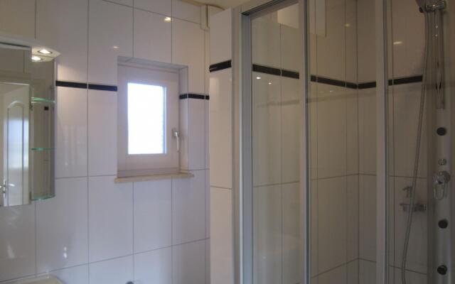 Lovely Cottage near Lake in Well