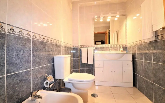 Stylish 2BR Apartment With Pool, Parking & Wifi
