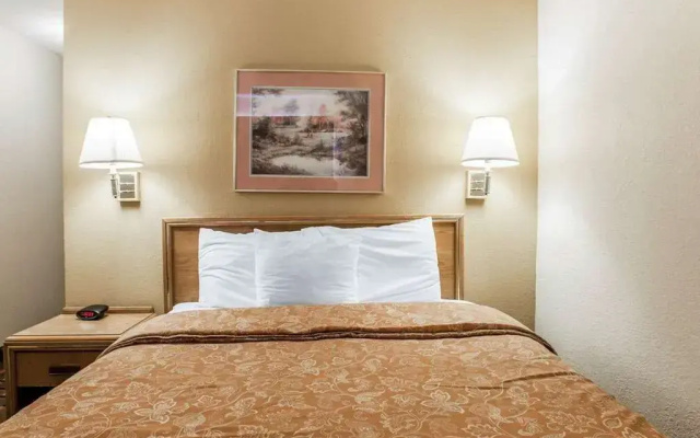 Econo Lodge Inn & Suites Davenport Area