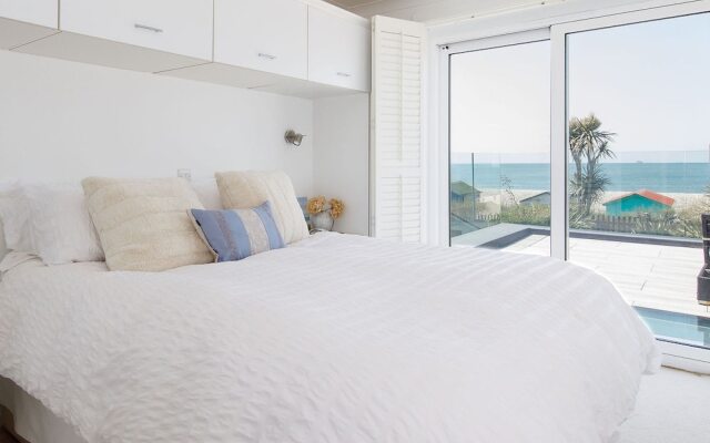 Vibrant Seafront Home With Seasonal Pool