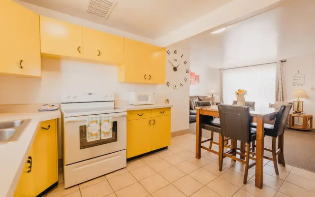 1 or 3 Bedroom Apartment with Full Kitchen