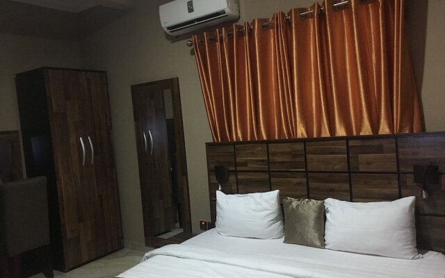 Momak 4 Hotel & Suites