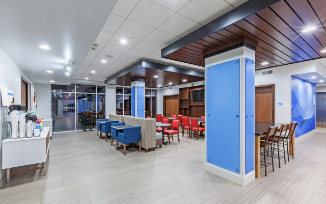 Holiday Inn Express & Suites Coffeyville by IHG