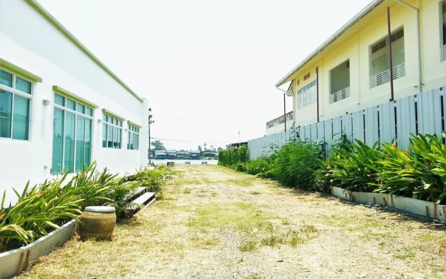 Ruenlookmai Resort — 2-star hotel in Sam Khok