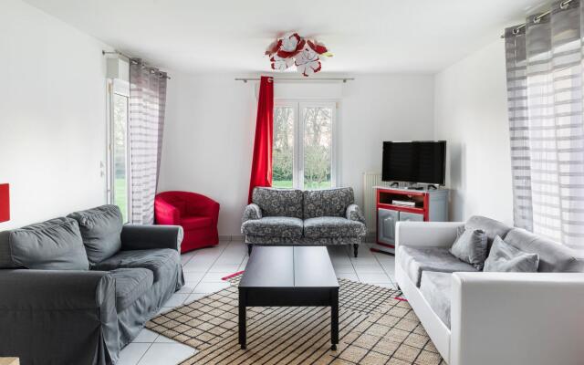 Tranquil Holiday Home in Englesqueville-la-percee With Garden