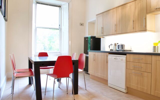 3 Bedroom Apartment In Edinburgh