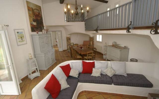 Majestic Villa in Mouans-Sartoux with Swimming Pool
