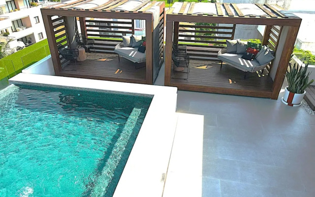 A Amenities Location Sleeps 6