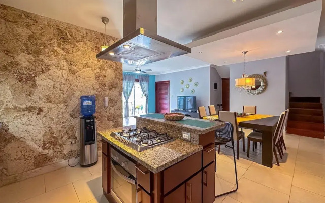 Incredible 3 BR Penthouse w BBQ Jacuzzi